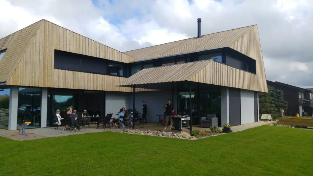 Utvendig screens instalert på moderne villa - Duk Serge koksgrå