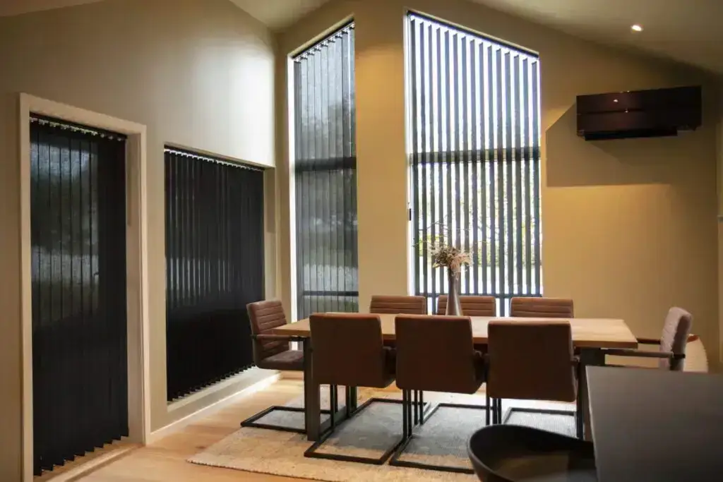 Lamellgardin til skråvindu